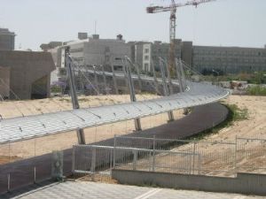 גשר להולכי רגל, תחנת הרכבת ב¨ש - אוניברסיטה  אלומיניום צבוע 0.7,ו- 2.0 מ¨מ ספק - OTEFAL - ITALY, ביצוע - מידד